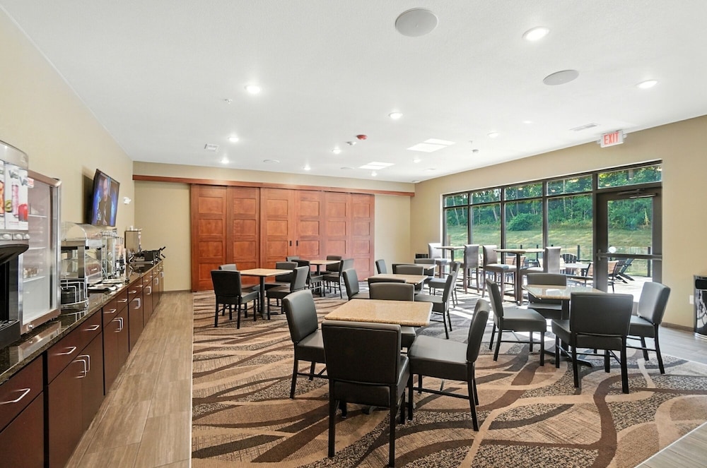 Cobblestone Hotel & Suites Bellefontaine - photo 75