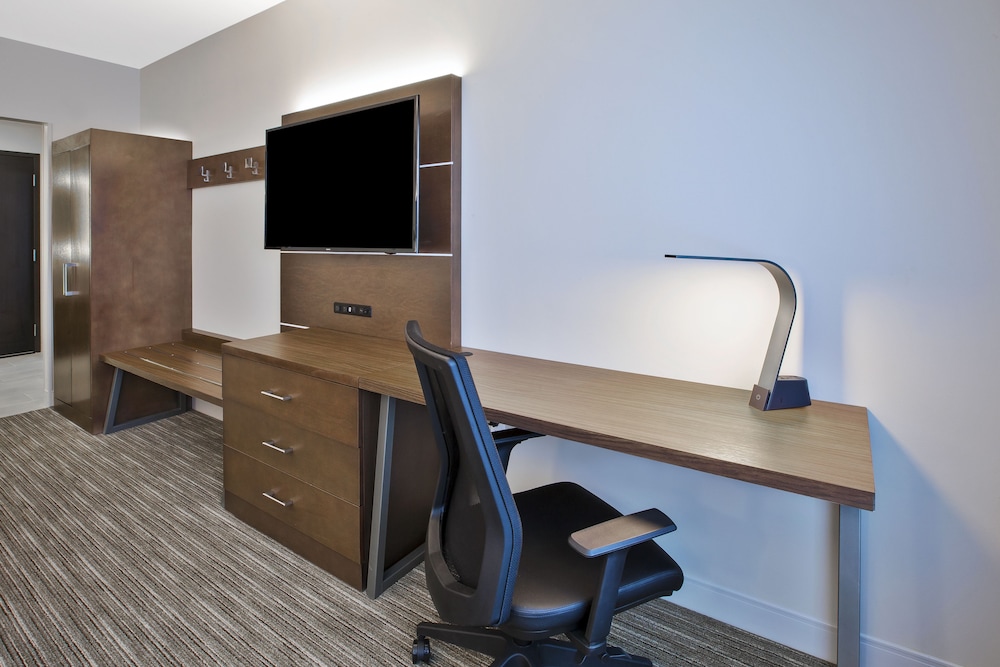 Holiday Inn Express & Suites Okemos University Area by IHG - photo 9