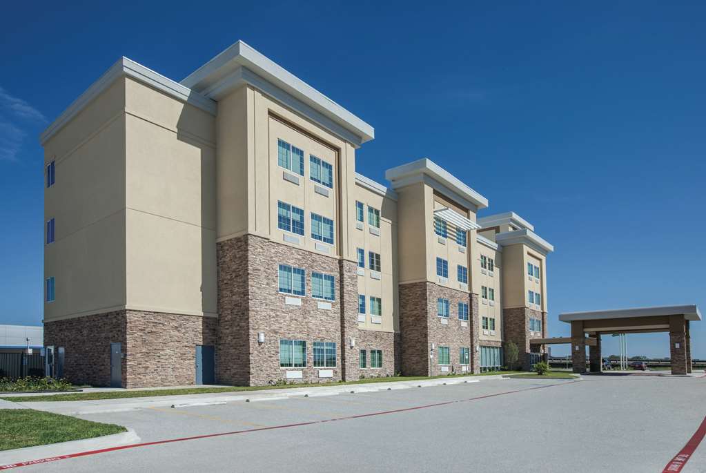 La Quinta Inn & Suites by Wyndham Kingsville - photo 2