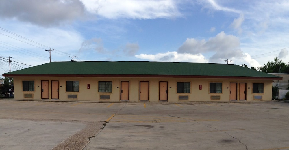 Pinn Road Inn and Suites - photo 3