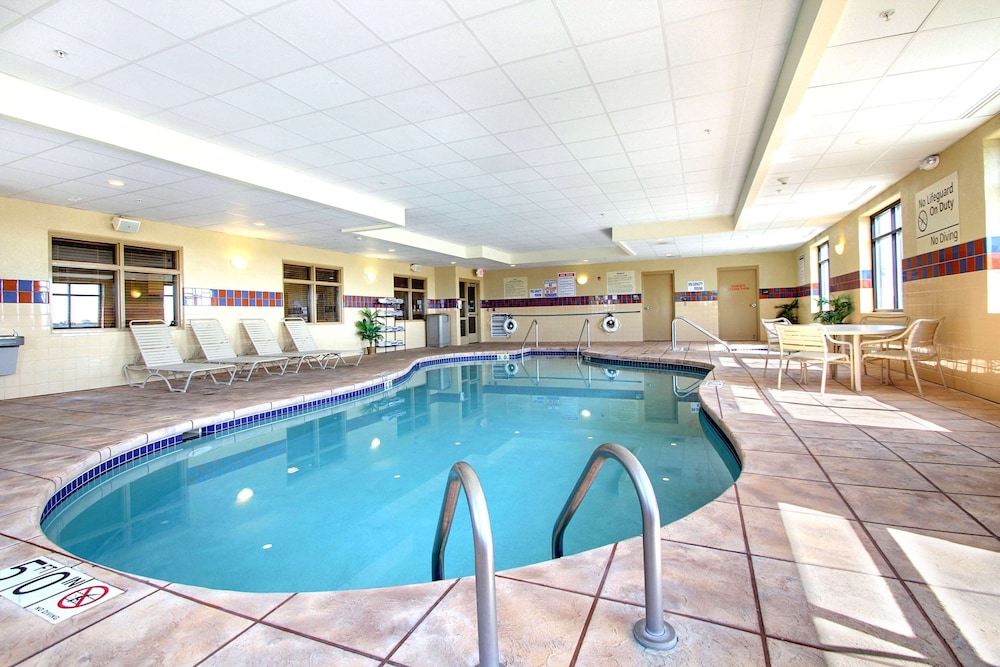 Hampton Inn & Suites West Bend - photo 28
