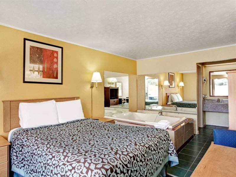 Days Inn by Wyndham Knoxville West - photo 10