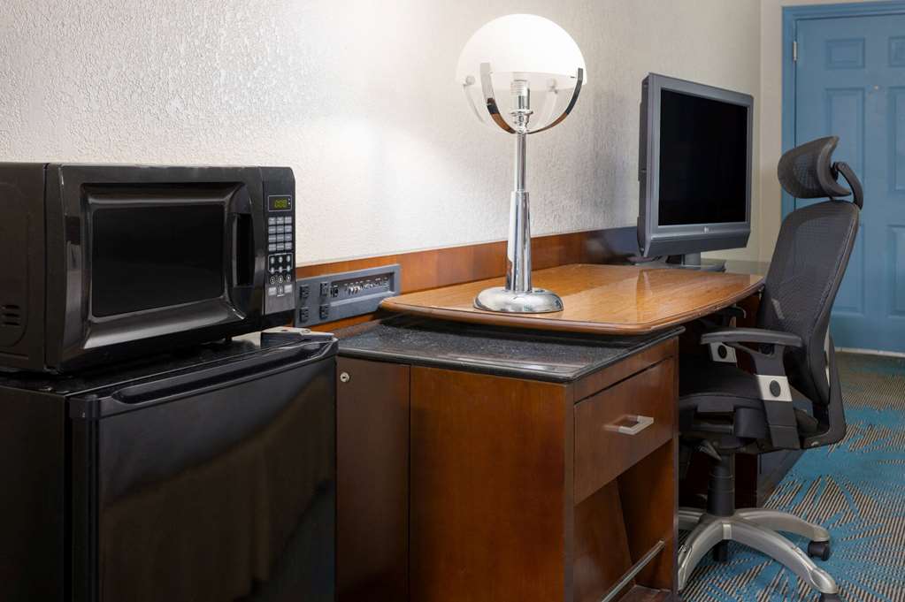 Days Inn by Wyndham Columbia - photo 28