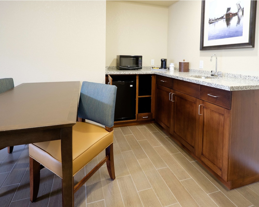 Hampton Inn Green Bay Downtown - photo 33