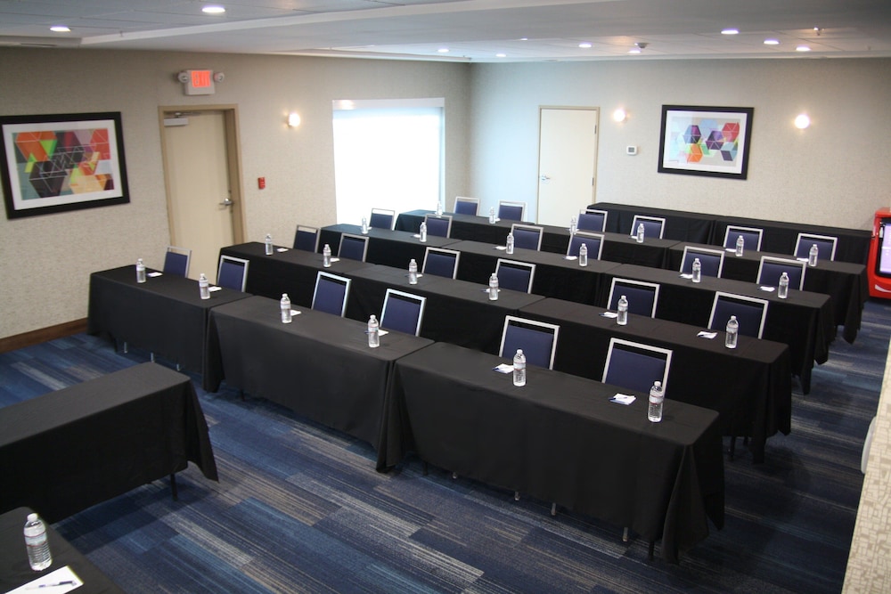 Holiday Inn Express & Suites Cincinnati Mason by IHG - photo 42