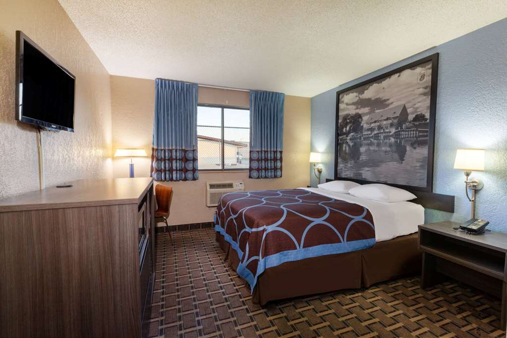 Super 8 by Wyndham Roseville Detroit Area - photo 27