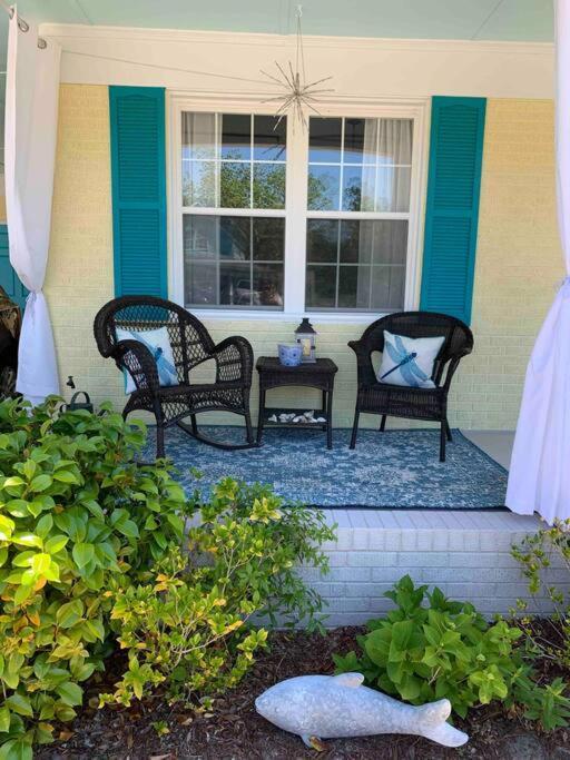 Downtown Sunshine Cottage and Golf Cart — 4-Star Luxury Hotel in Southport, United States