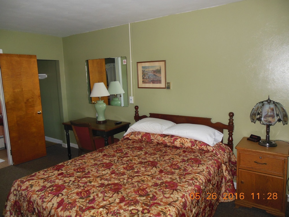 The Evergreen Motel - photo 10
