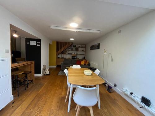Contemporary Flat w Private Patio London Fields — 4-Star Luxury Hotel in London, United Kingdom