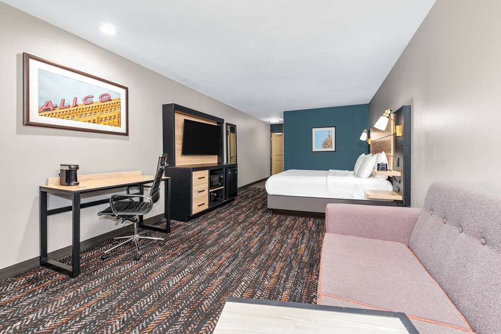 La Quinta Inn & Suites by Wyndham Woodway Waco South - photo 25