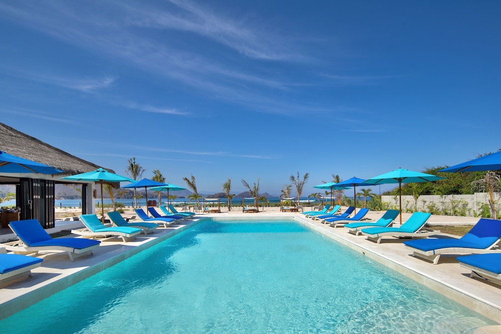 Mocean Beach Resort - carbon neutral hotel in Taliwang