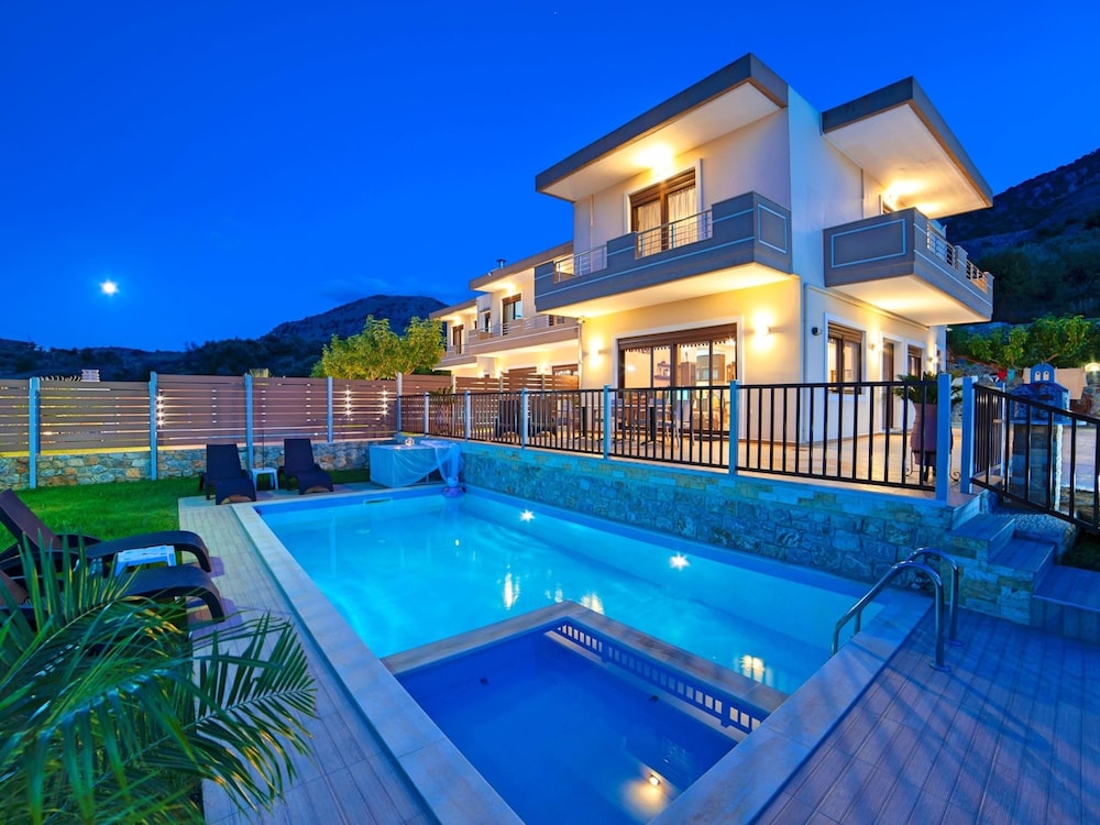 3 Villas Next to Each Other with Pool & Sea View — 4-Star Luxury Hotel in Georgioupolis, Greece