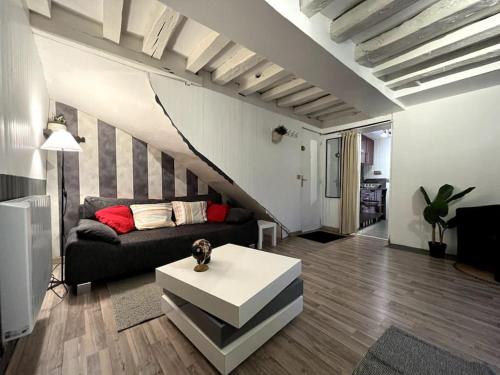 The Red And Black Retreat Fontainebleau Center in Fontainebleau, France