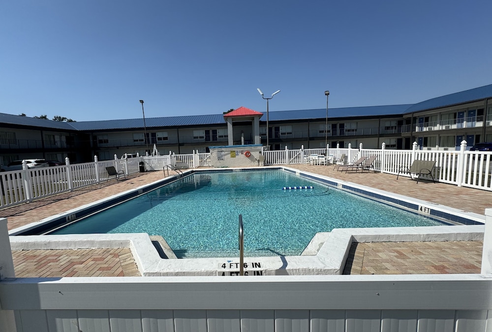 Englewood Inn Suites — Englewood