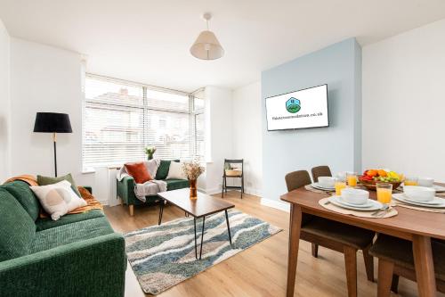 LongStays 4bedroom 2bath 6beds By FabAccommodation in Bristol, United Kingdom