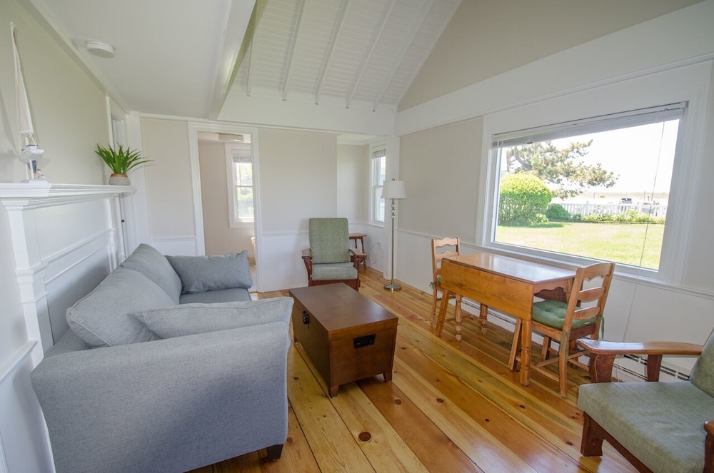 East Harbour Motel and Cottages - photo 18
