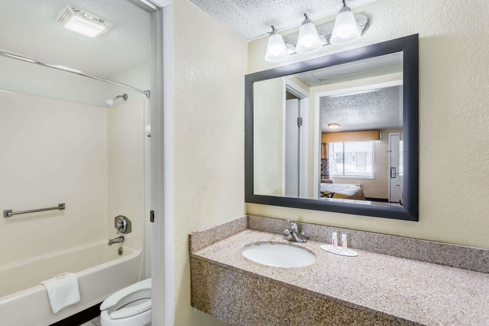 Super 8 by Wyndham Aberdeen Southern Pines - photo 20