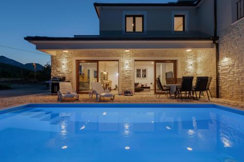 Charming Holiday Home Dolac in Rural Area with Pool — 4-Star Luxury Hotel in Omis, Croatia