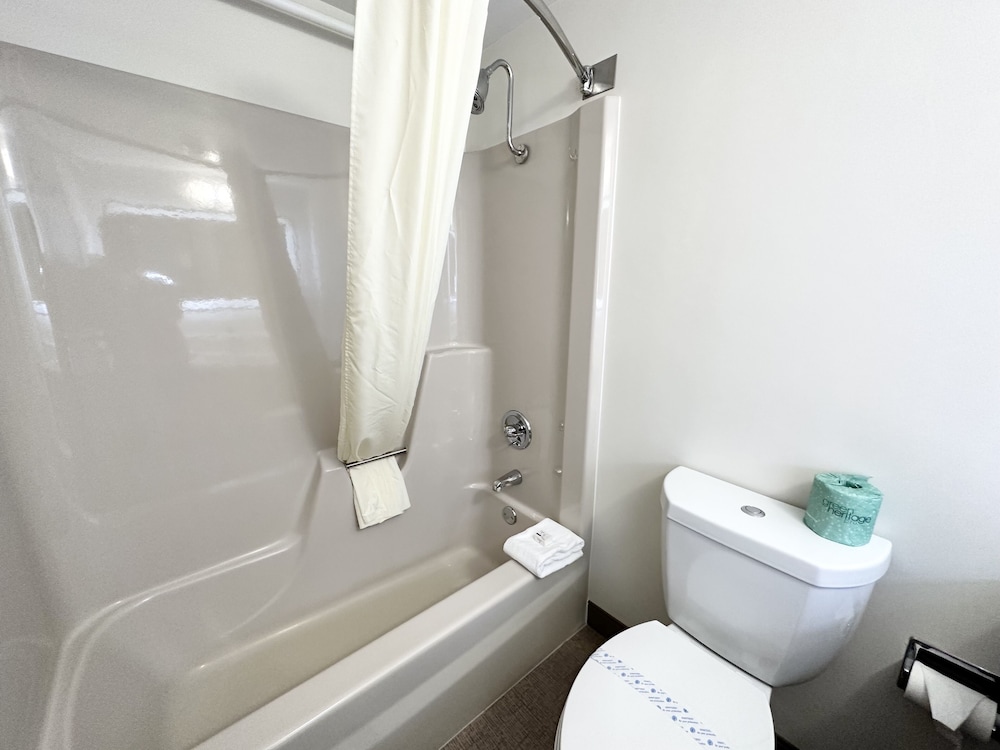 Ramada by Wyndham Cedar Rapids - photo 20