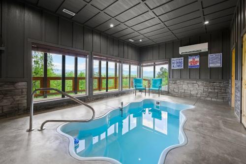 A Bear's Poolside View - carbon neutral hotel in Sevierville