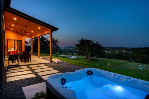 Outbound Ranch Hot Tub Firepit Sauna — 4-Star Luxury Hotel in Fredericksburg, United States