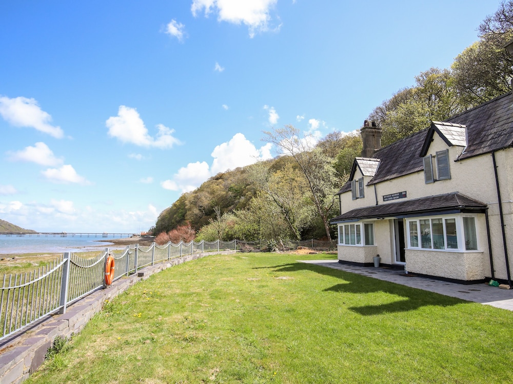 Bwthyn Siliwen Old Bath House — 4-Star Luxury Hotel in Bangor, United Kingdom