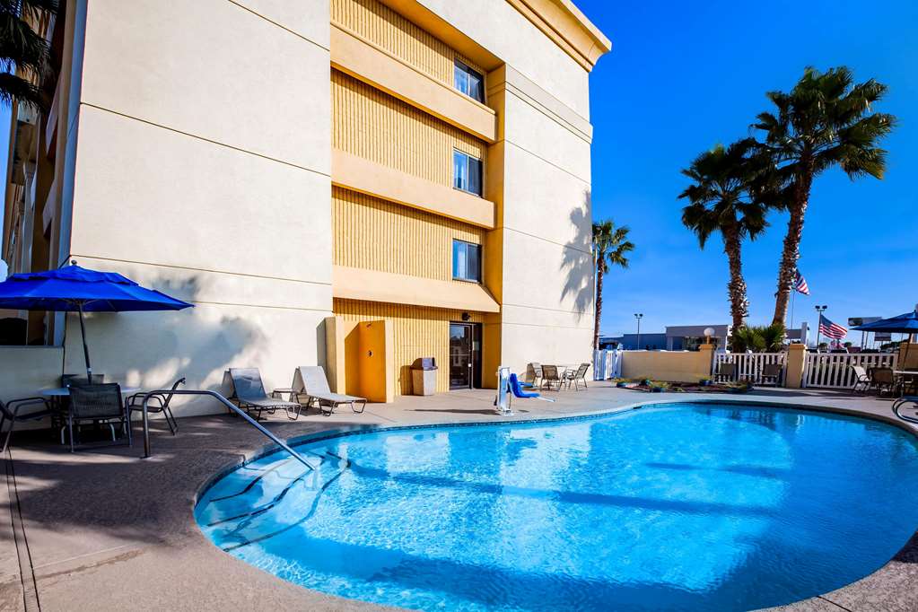 La Quinta Inn & Suites by Wyndham Houston Baytown East - photo 7