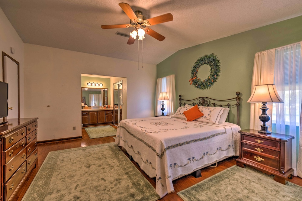 Lovely Lady Lake Home with Resort Amenities and Lanai - photo 7
