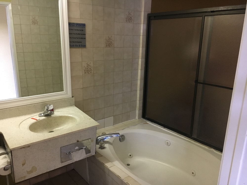 Bellflower Travel Inn - photo 33