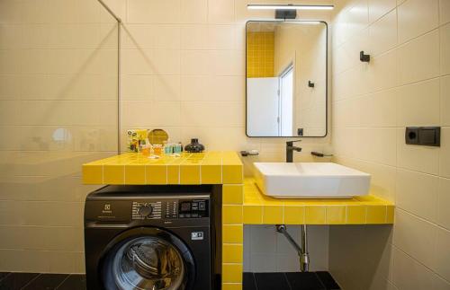 Chic 2BR Center Apt with View By Wehost