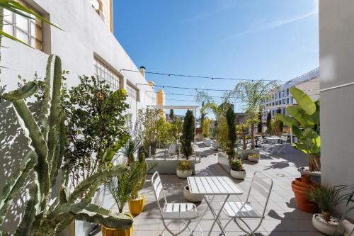 Champagne Vibes in Lisbon By Misha's Place 5C — 4-Star Luxury Hotel in Lisbon, Portugal