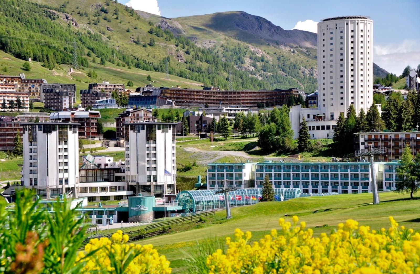 Teleo 106 Ski In Ski Out 50m in Sestriere, Italy