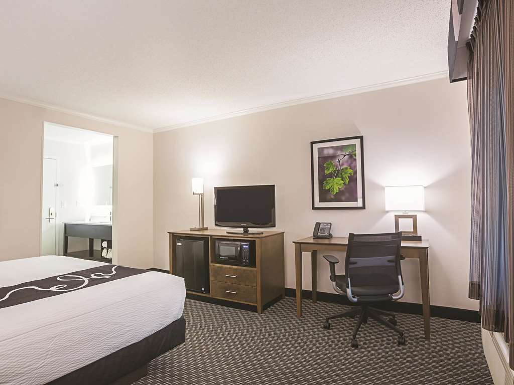 La Quinta Inn & Suites by Wyndham Atlanta Midtown Buckhead - photo 14