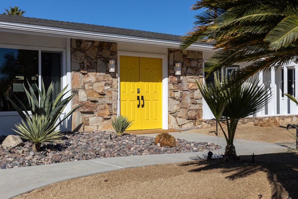 Desert Xscape - last minute hotel in Palm Springs