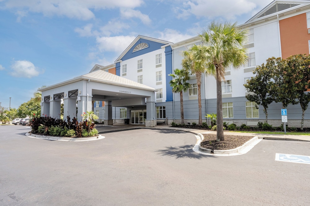 Holiday Inn Express & Suites Charleston Northwoods by IHG - photo 53