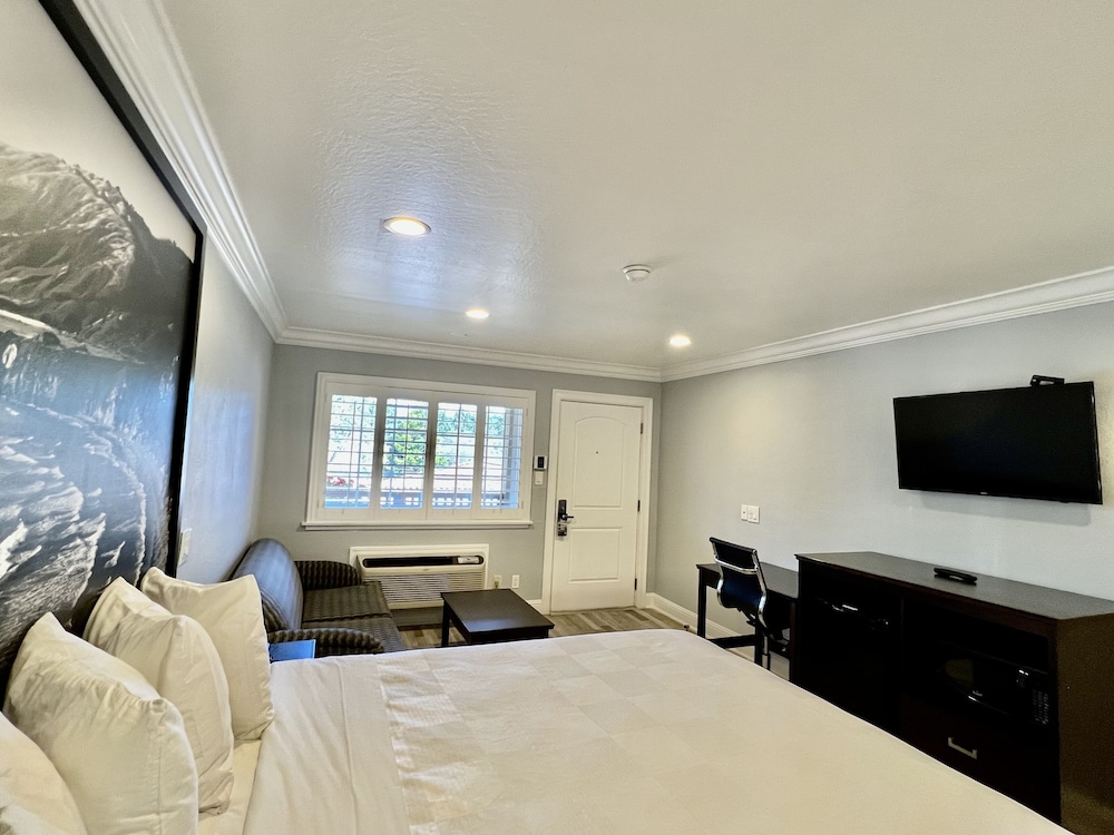 Aura Inn Monterey - photo 26