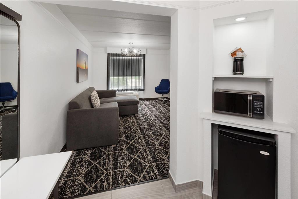 La Quinta Inn & Suites by Wyndham Houston Bush IAH South - photo 31