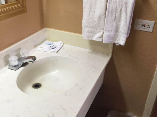 Executive Inn Mercedes - photo 11