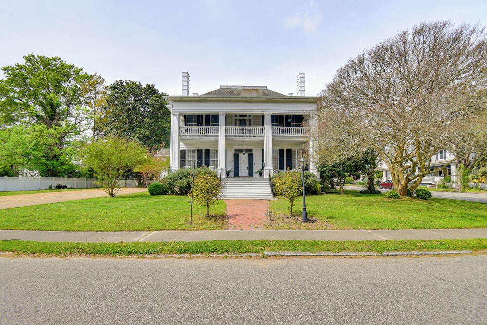 Historic Manor w Screened Porch in Elizabeth City — hotel in Elizabeth