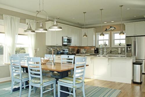 Porpoise Driven Life by Oak Island Accommodations - photo 6