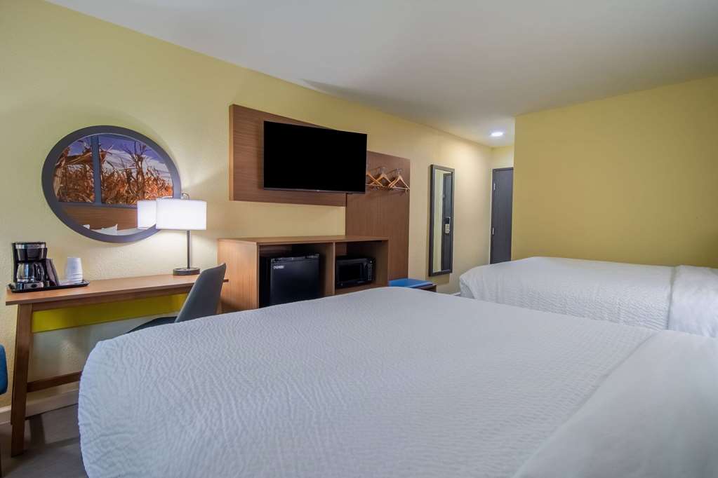 Days Inn & Suites by Wyndham Waterloo - photo 18