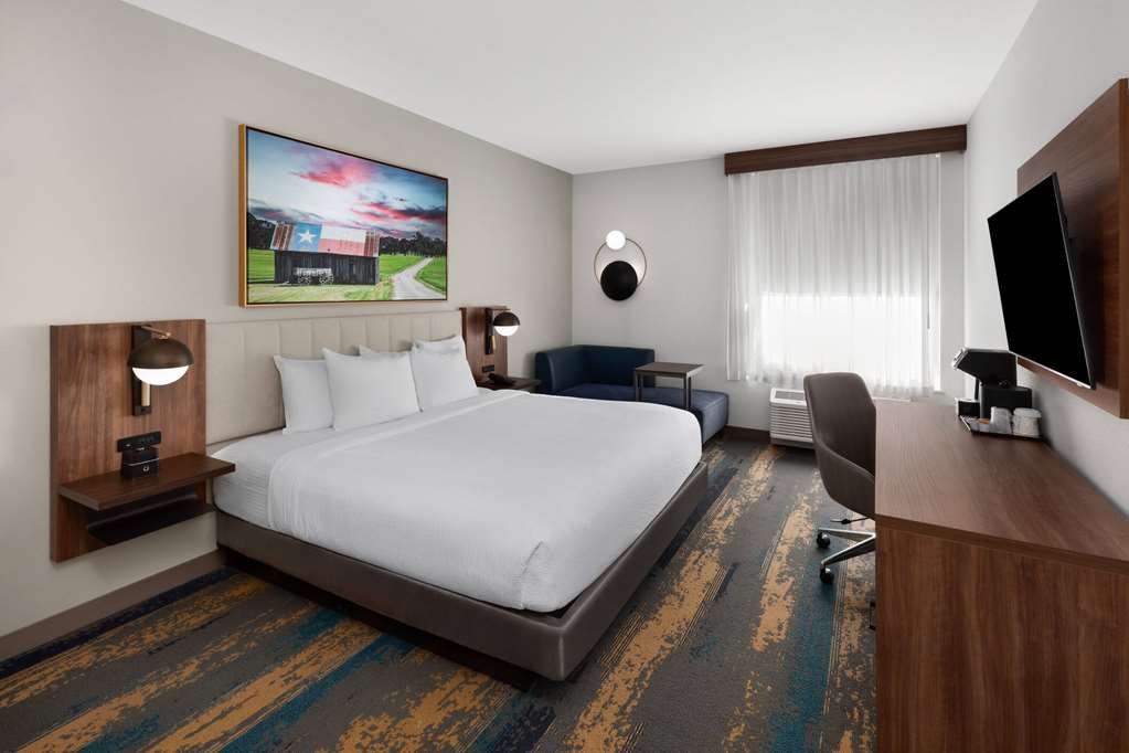 La Quinta Inn & Suites by Wyndham San Antonio at the RIM - photo 21