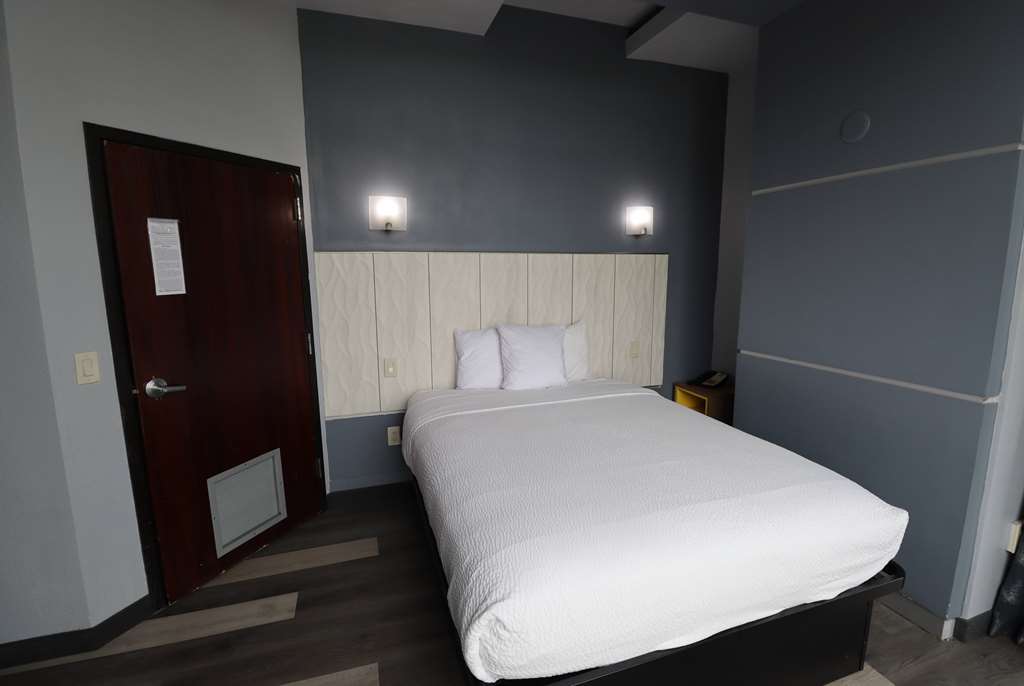 Days Inn & Suites by Wyndham Milwaukee - photo 10