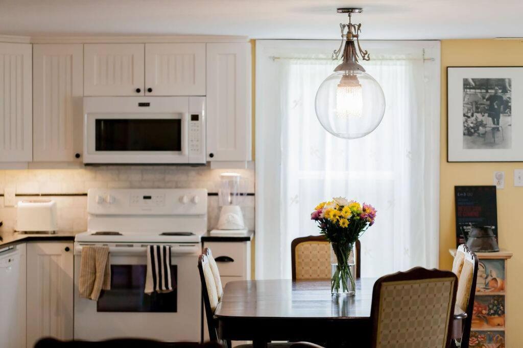 Wine Country 4 bedrooms in Prince Edward, Canada