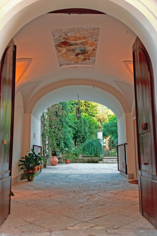 Palazzo Murat Luxury Rooms — 4-Star Luxury Hotel in Arienzo, Italy