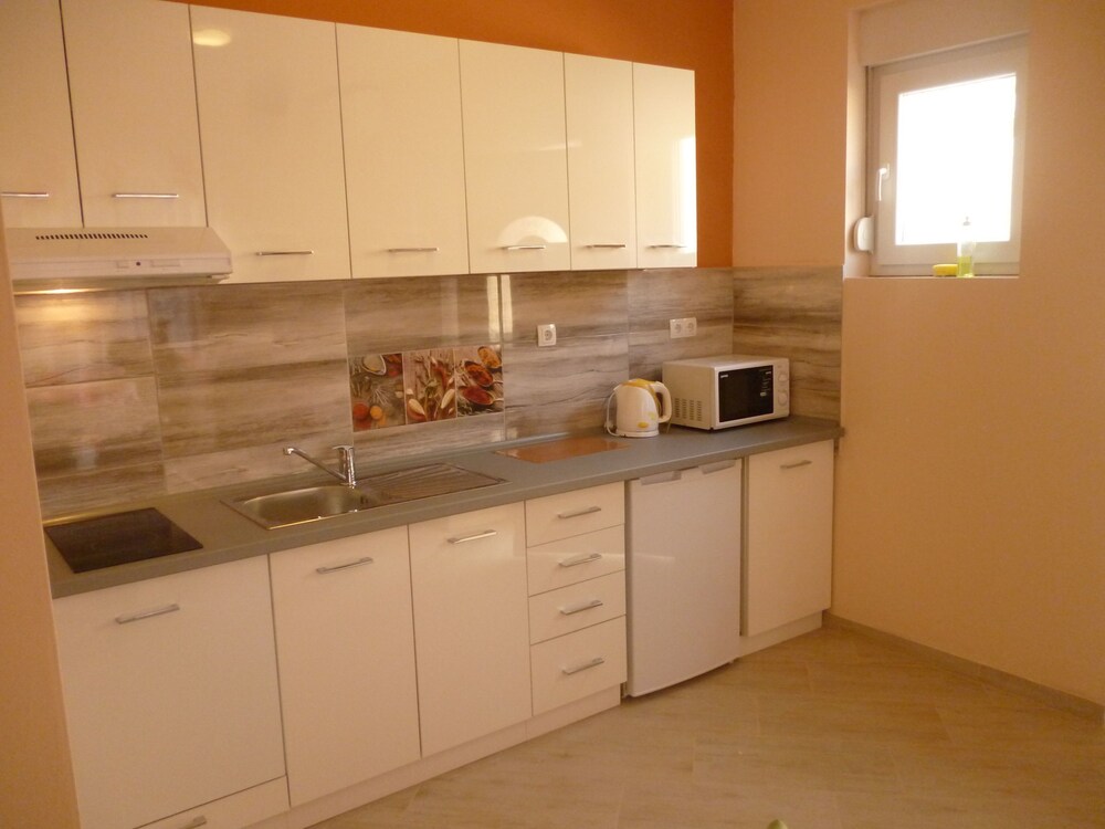 Apartmani Lea — 4-Star Luxury Hotel in Starigrad, Croatia