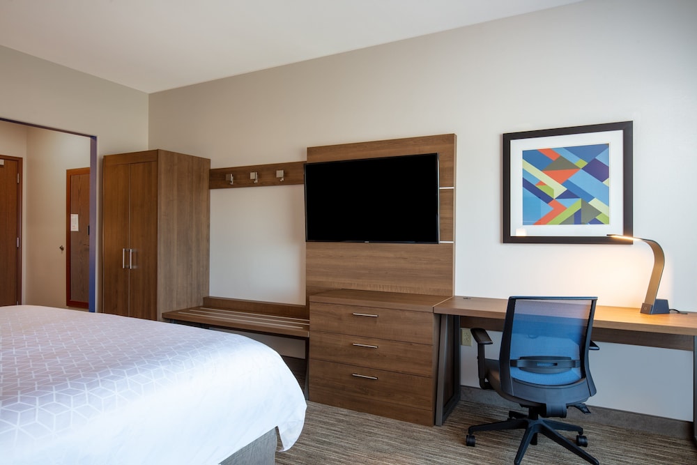 Holiday Inn Express & Suites Beloit by IHG - photo 48