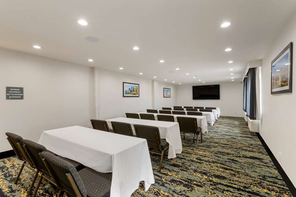 La Quinta Inn & Suites by Wyndham Des Moines West Clive - photo 77