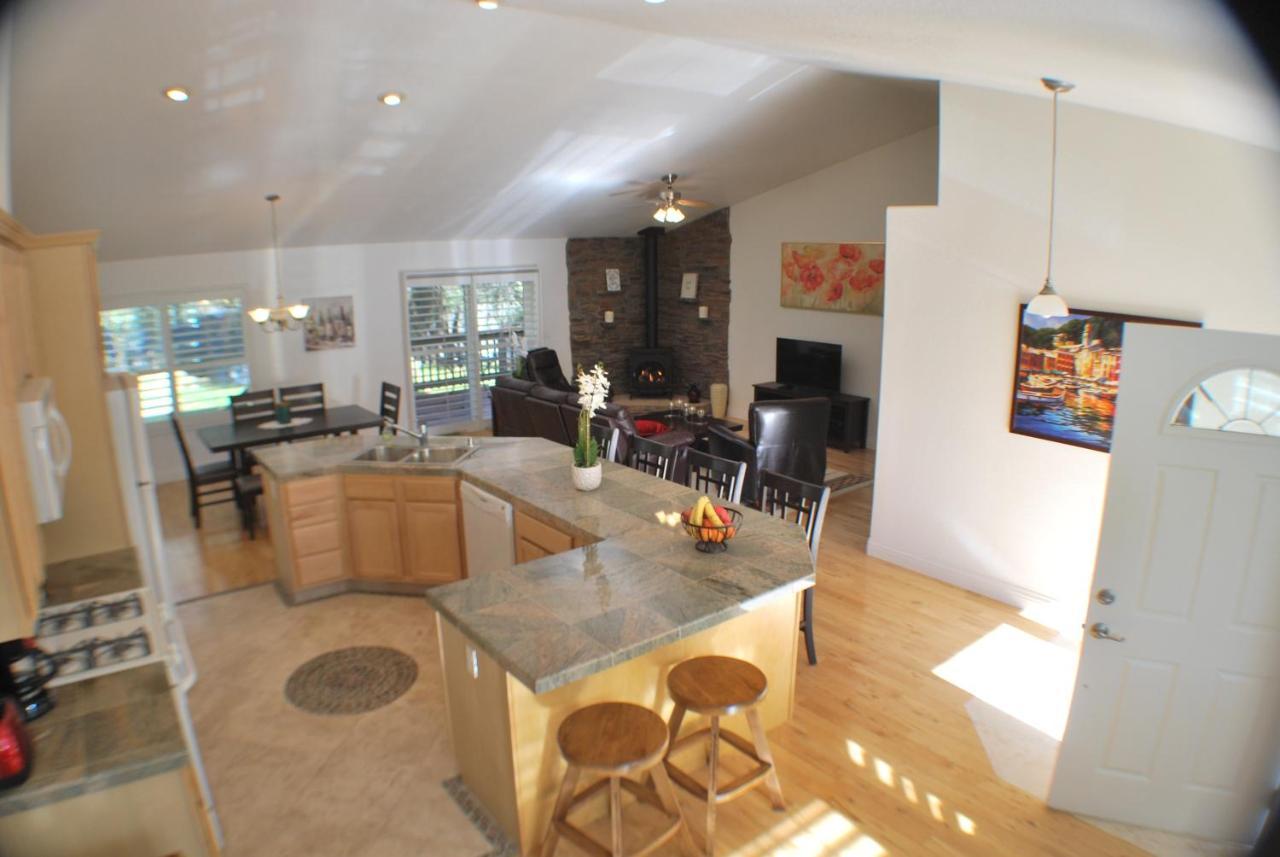 Big Tom's Cabin by Yosemite Lake And Trails — 4-Star Luxury Hotel in Groveland, United States