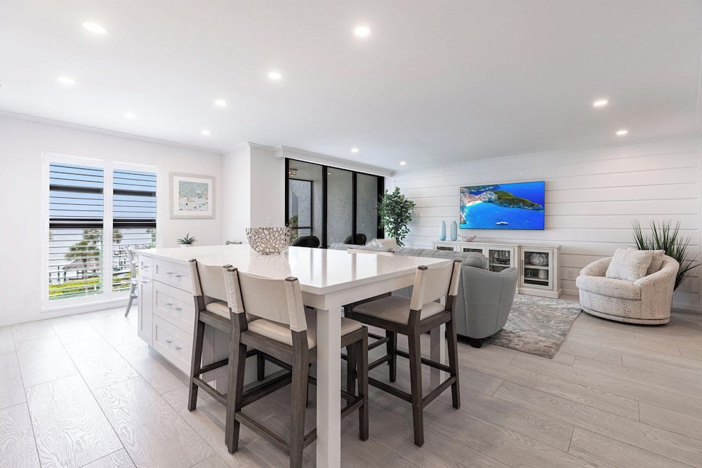 Lovely Marco Island Condo with Private Bay View — 4-Star Luxury Hotel in Marco Island, United States